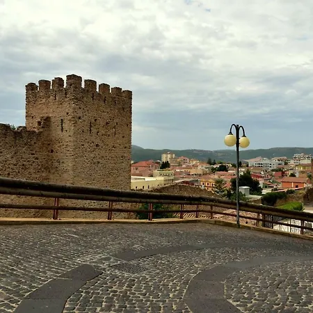 לינה וארוחת בוקר Castello Salvaterra 3*